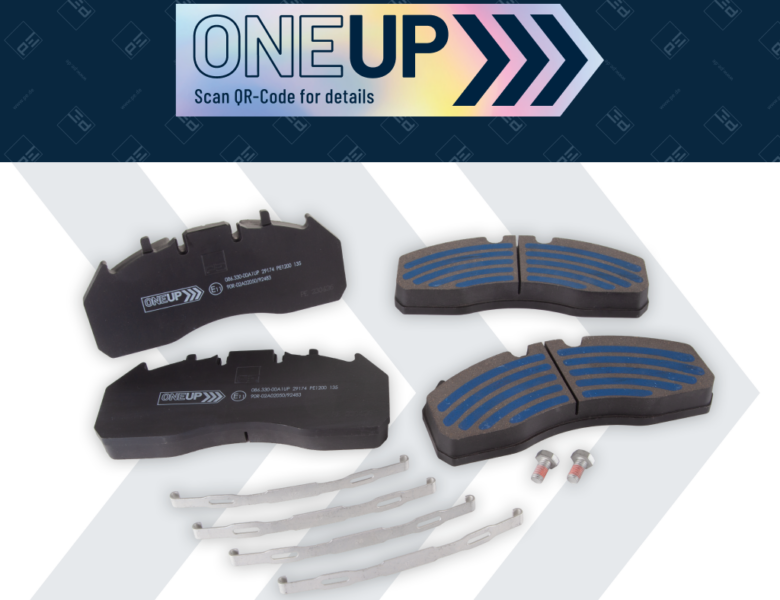 Das OneUp-Produktset zeigt vier verschiedene Bremsbelagvarianten in Schwarz und Blau, metallische Befestigungselemente und zwei Montage-Schnappverbinder. Das Logo oben mit QR-Code verweist auf ausführliche Produktdetails.