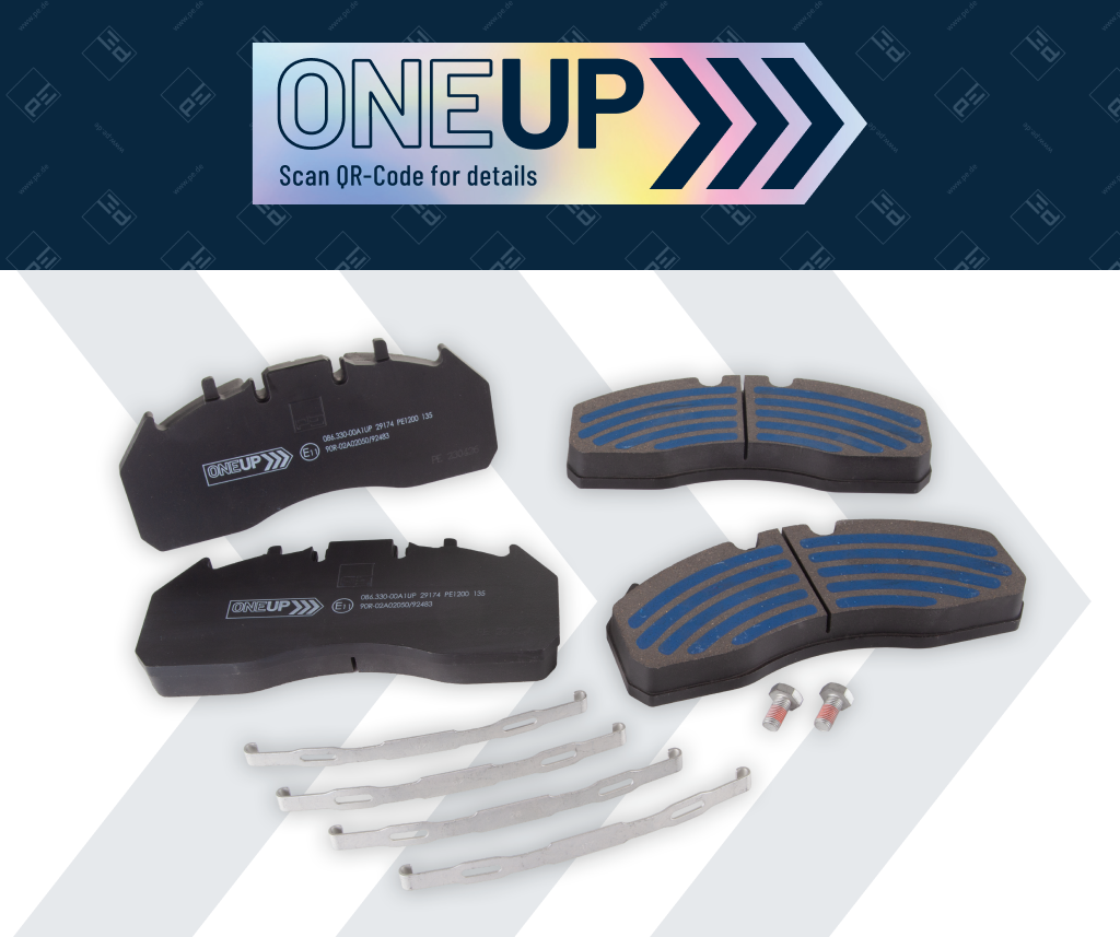 Das OneUp-Produktset zeigt vier verschiedene Bremsbelagvarianten in Schwarz und Blau, metallische Befestigungselemente und zwei Montage-Schnappverbinder. Das Logo oben mit QR-Code verweist auf ausführliche Produktdetails.